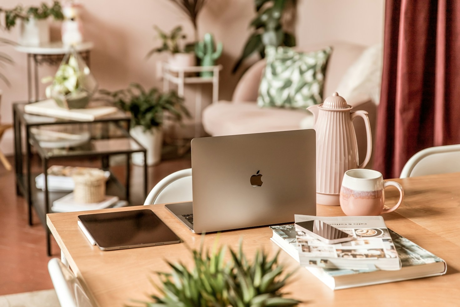 Budget vs. Luxury: Finding the Best Minimalist Desk Accessories